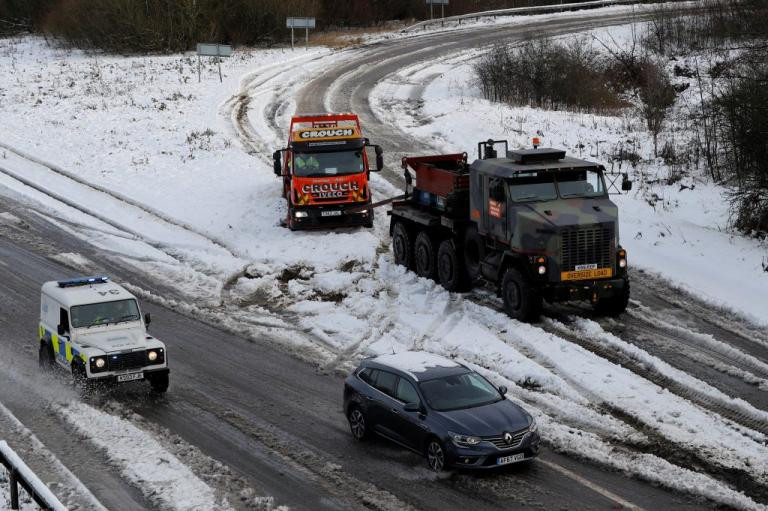 «Παραλύει» η Βρετανία από «κύμα» ψύχους – Χάος σε δρόμους και αεροδρόμια από την σφοδρή χιονόπτωση [pics]